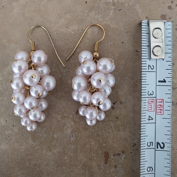 VTG grape cluster earrings, faux pearl, gold metal - Picture 3 of 4